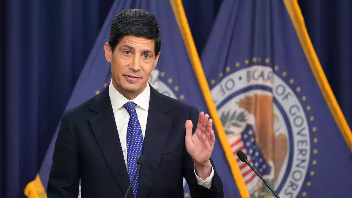 Die Federal Reserve hat erstmals seit Juli 2023 wieder den Leitzins angehoben. - Bild: Mark Schiefelbein/AP/dpa