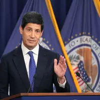 Die Federal Reserve hat erstmals seit Juli 2023 wieder den Leitzins angehoben. - Foto: Mark Schiefelbein/AP/dpa