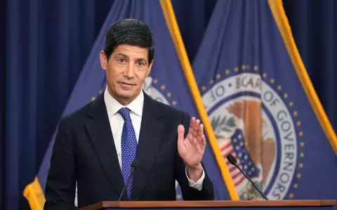 Die Federal Reserve hat erstmals seit Juli 2023 wieder den Leitzins angehoben. - Foto: Mark Schiefelbein/AP/dpa
