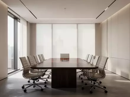 Ein minimalistischer, heller Konferenzraum mit einem polierten Holztisch und ergonomischen Stühlen in einer ruhigen, professionellen Umgebung. - Foto: über boerse-global.de