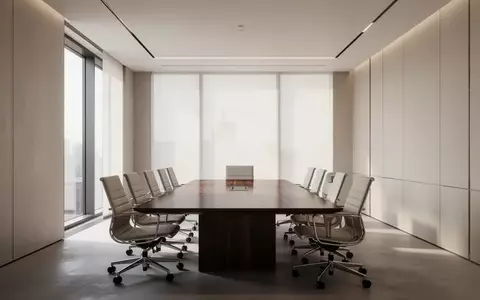 Ein minimalistischer, heller Konferenzraum mit einem polierten Holztisch und ergonomischen Stühlen in einer ruhigen, professionellen Umgebung. - Foto: über boerse-global.de