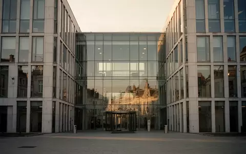 Moderne Glas- und Steinfassade eines Verwaltungsgebäudes in Brüssel bei Sonnenuntergang. - Foto: über boerse-global.de