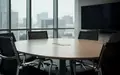 Symbolbild: runder Konferenztisch mit Stühlen - Foto: über boerse-global.de