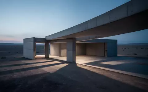 Minimalistische Betonarchitektur in einer weiten Landschaft bei Dämmerung, die Ruhe und strukturelle Stabilität vermittelt. - Foto: über boerse-global.de