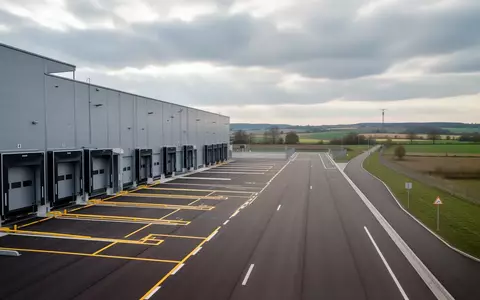 Ein leeres Logistikgelände mit Laderampen und einer asphaltierten Zufahrtsstraße in einer hessischen Industrieregion. - Foto: über boerse-global.de