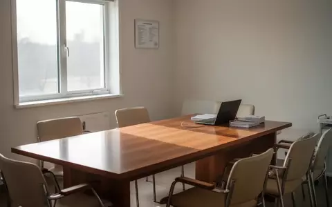 Ein heller, minimalistischer Behandlungsraum in einer geriatrischen Praxis mit sanftem Tageslicht und leeren Stühlen. - Foto: über boerse-global.de