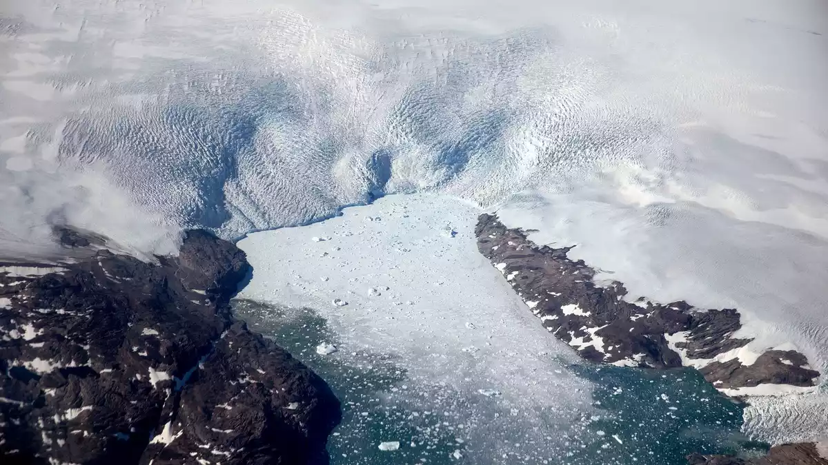 Eisberge brechen von einem Gletscher in einen Fjord in Grönland ab - Bild: David Goldman/AP/dpa