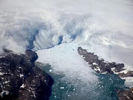 Eisberge brechen von einem Gletscher in einen Fjord in Grönland ab - Foto: David Goldman/AP/dpa