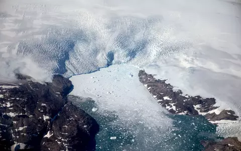 Eisberge brechen von einem Gletscher in einen Fjord in Grönland ab - Foto: David Goldman/AP/dpa