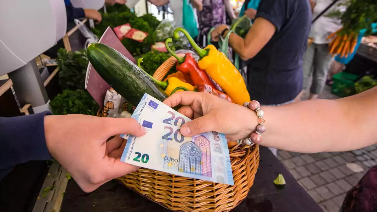 Auch auf Wochenmärkten wünschen sich 28 Prozent der Befragten argeldlose Zahlungsmöglichkeiten. (Symbolbild) - Bild: Christoph Schmidt/dpa