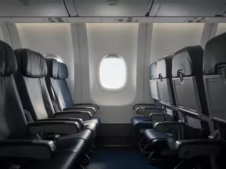 Leere Flugzeugkabine mit unbesetzten Sitzen und weichem Lichteinfall durch ein Fenster. - Foto: über boerse-global.de