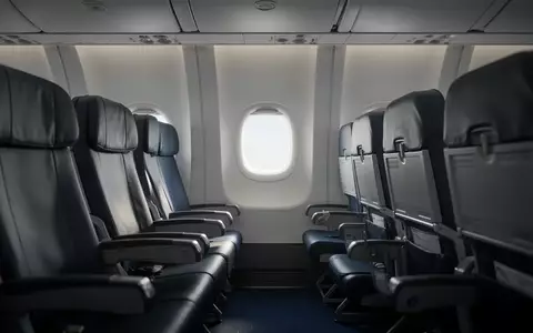 Leere Flugzeugkabine mit unbesetzten Sitzen und weichem Lichteinfall durch ein Fenster. - Foto: über boerse-global.de