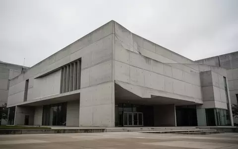 Moderne, minimalistische Architektur eines öffentlichen Verwaltungsgebäudes bei bewölktem Himmel. - Foto: über boerse-global.de