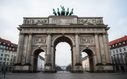 Das Siegestor in München unter einem bewölkten Himmel, menschenleere Umgebung. - Foto: über boerse-global.de