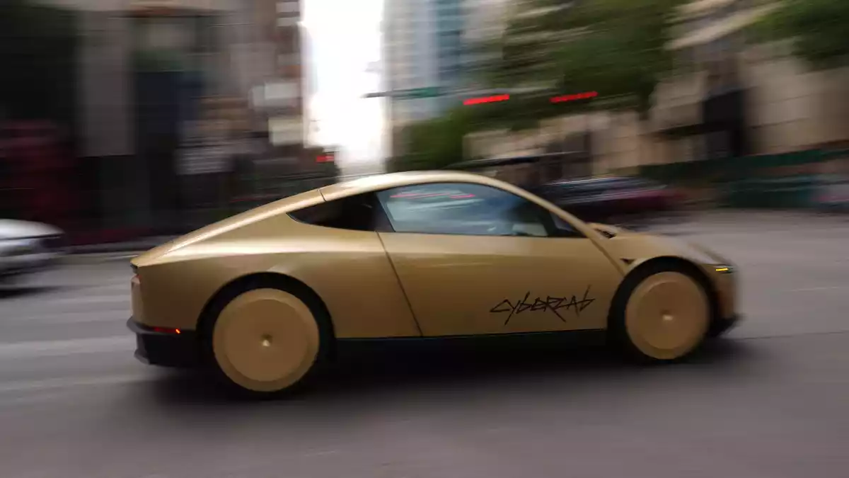 Erste Fahrzeuge von Teslas selbstfahrendem Cybercab ohne Lenkrad und Pedale befördern Menschen im texanischen Austin. (Archivbild) - Bild: Eric Gay/AP/dpa