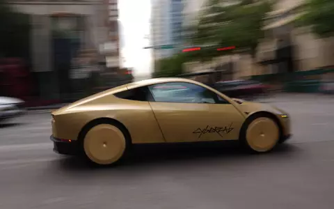 Erste Fahrzeuge von Teslas selbstfahrendem Cybercab ohne Lenkrad und Pedale befördern Menschen im texanischen Austin. (Archivbild) - Foto: Eric Gay/AP/dpa