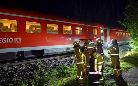 Der Regionalzug musste «notdürftig» repariert werden.  - Foto: Malte Tiedemann/NEWS5/dpa
