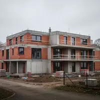 Eine unfertige Baustelle eines Wohngebäudes in einem ruhigen Wohngebiet bei bewölktem Himmel. - Foto: über boerse-global.de