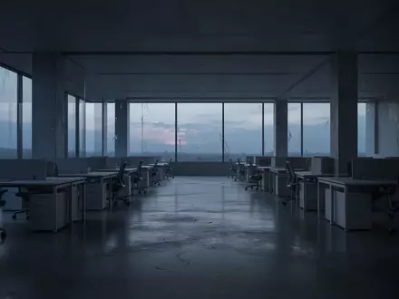 Ein leeres, modernes Großraumbüro in der Dämmerung mit minimalistischen Arbeitsplätzen und kühler Lichtstimmung. - Foto: über boerse-global.de