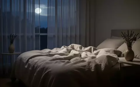 Ein ruhiges, minimalistisches Schlafzimmer in der Dämmerung mit sanftem Mondlicht, das durch transparente Vorhänge fällt. - Foto: über boerse-global.de