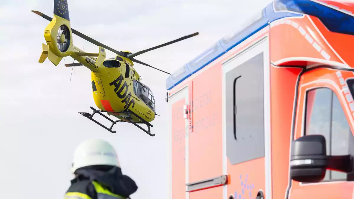 Die Mutter und die Tochter kommen mit schweren Verletzungen in ein Krankenhaus. (Symbolbild)  - Bild: Julian Stratenschulte/dpa