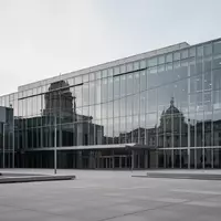 Ein modernes, minimalistisches Regierungsgebäude aus Glas und Stahl bei bewölktem Himmel. - Foto: über boerse-global.de