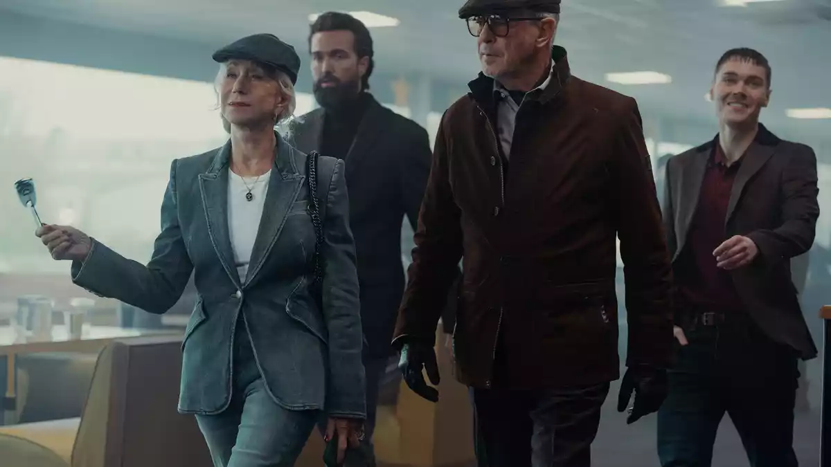 In der zweiten Staffel sind zu sehen: Helen Mirren als Maeve Harrigan, Emmett J Scanlan als Paul, Pierce Brosnan als Conrad Harrigan und Jack Archer als Fergus.  - Bild: Luke Varley/Paramount+/dpa