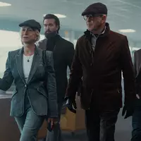 In der zweiten Staffel sind zu sehen: Helen Mirren als Maeve Harrigan, Emmett J Scanlan als Paul, Pierce Brosnan als Conrad Harrigan und Jack Archer als Fergus.  - Foto: Luke Varley/Paramount+/dpa