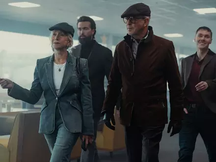In der zweiten Staffel sind zu sehen: Helen Mirren als Maeve Harrigan, Emmett J Scanlan als Paul, Pierce Brosnan als Conrad Harrigan und Jack Archer als Fergus.  - Foto: Luke Varley/Paramount+/dpa