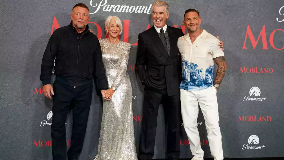 Regisseur Guy Ritchie mit den «Mobland»-Stars: Helen Mirren, Pierce Brosnan und Tom Hardy - Bild: Alberto Pezzali/Invision/AP/dpa