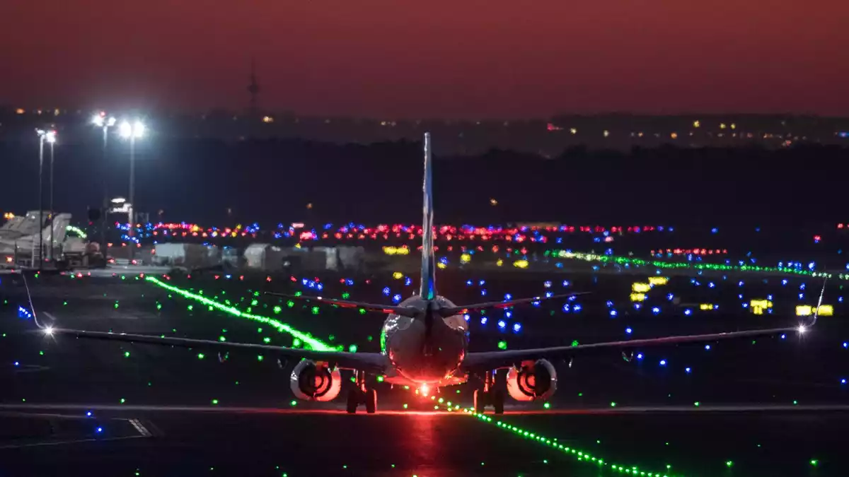 Ein Fußgänger ist auf der A3 neben dem Terminal 2 des Flughafens Frankfurt von einem Lastwagen angefahren und tödlich verletzt worden. (Symbolbild)  - Bild: Boris Roessler/dpa