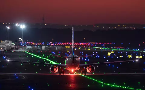 Ein FuĂgĂ€nger ist auf der A3 neben dem Terminal 2 des Flughafens Frankfurt von einem Lastwagen angefahren und tödlich verletzt worden. (Symbolbild) - Foto: Boris Roessler/dpa
