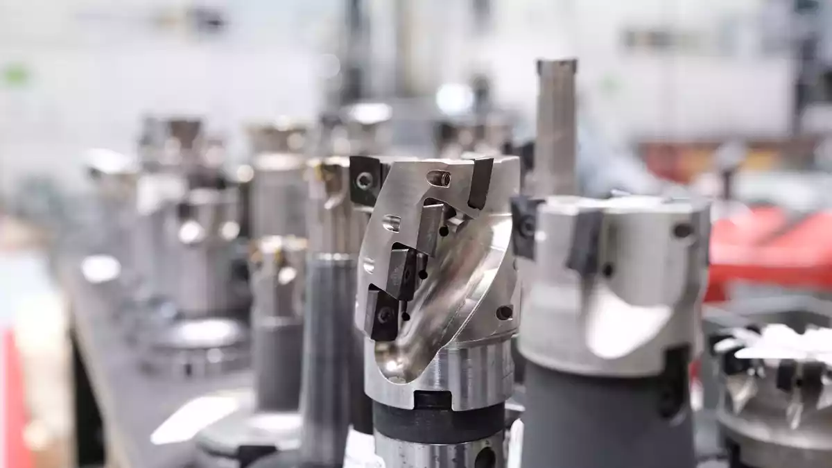 Die Volkswirte des Maschinenbauverbandes VDMA haben ihre Produktionsprognose für 2026 erneut nach unten gesetzt. Im nächsten Jahr sieht es besser aus für Deutschlands Maschinen- und Anlagenbauer. (Symbolbild) - Bild: Bernd Weißbrod/dpa