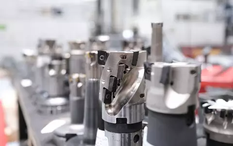 Die Volkswirte des Maschinenbauverbandes VDMA haben ihre Produktionsprognose für 2026 erneut nach unten gesetzt. Im nächsten Jahr sieht es besser aus für Deutschlands Maschinen- und Anlagenbauer. (Symbolbild) - Foto: Bernd Weißbrod/dpa