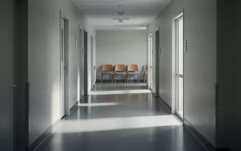 Ein leerer, steriler Flur in einer Klinik mit weichem Tageslicht und einer ruhigen Atmosphäre. - Foto: über boerse-global.de