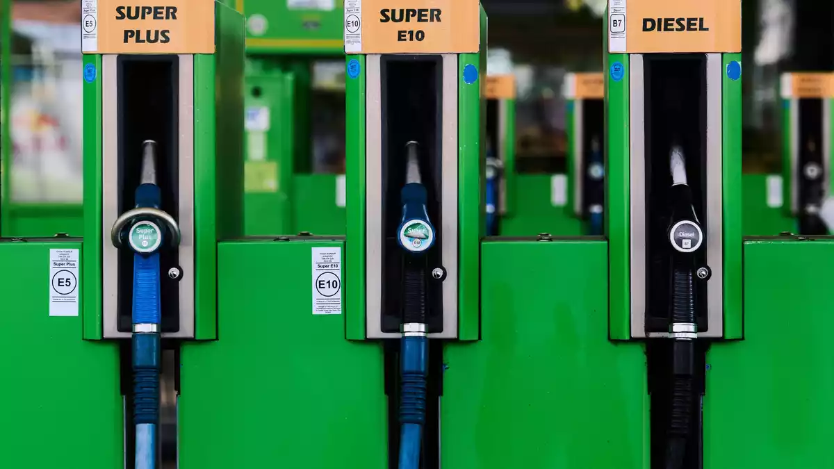 Benzin ist bereits seit einiger Zeit auf Rekordniveau, jetzt hat auch Diesel seinen alten Rekord aus dem April übertroffen. - Bild: Robert Michael/dpa