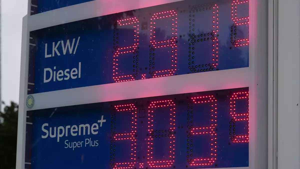 Vereinzelt sprangen Preise bereits über die Marke von 3 Euro je Liter. - Bild: Sven Kaeuler/dpa