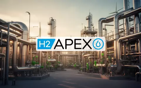 Moderne Wasserstoff-Produktionsanlage in einer industriellen Umgebung bei Sonnenuntergang. - Foto: über boerse-global.de