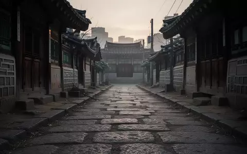 Leere, schattige Gassen in einem traditionellen koreanischen Viertel wĂ€hrend der AbenddĂ€mmerung. - Foto: ĂŒber boerse-global.de