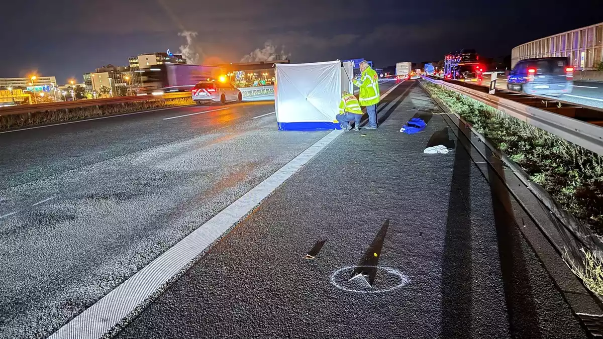 Teilsperrung der Autobahn 3: Ein Fußgänger ist bei ihrem Überqueren in Richtung Terminal 2 des Flughafens Frankfurt von einem Lastwagen erfasst und tödlich verletzt worden. - Bild: Mike Seeboth/dpa