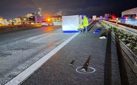 Teilsperrung der Autobahn 3: Ein FuĂgĂ€nger ist bei ihrem Ăberqueren in Richtung Terminal 2 des Flughafens Frankfurt von einem Lastwagen erfasst und tödlich verletzt worden. - Foto: Mike Seeboth/dpa