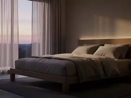 Ein minimalistisch eingerichtetes Schlafzimmer mit weichem Tageslicht in einer ruhigen, entspannten Atmosphäre. - Foto: über boerse-global.de