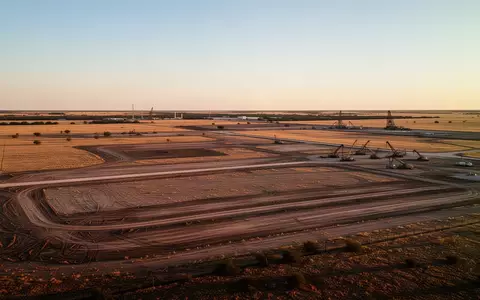 Weite, unbebaute Industriefläche in der texanischen Prärie bei Sonnenuntergang. - Foto: über boerse-global.de