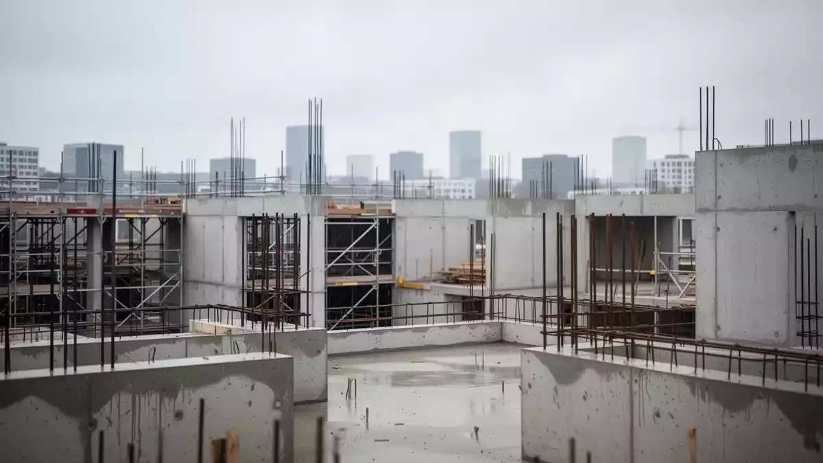 Deutsche Immobilienbranche unter Druck: Bauzinsen bremsen den Markt