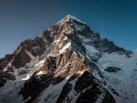 Verschneite Berggipfel in einer alpinen Hochgebirgslandschaft unter blauem Himmel - Foto: über boerse-global.de