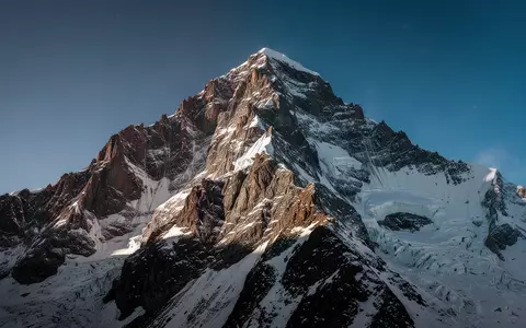 Verschneite Berggipfel in einer alpinen Hochgebirgslandschaft unter blauem Himmel - Foto: über boerse-global.de