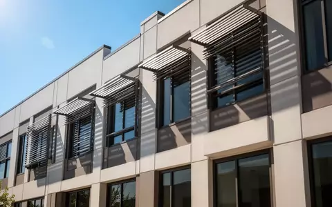 Moderne Gebäudefassade mit außenliegendem Sonnenschutz bei hellem Tageslicht - Foto: über boerse-global.de