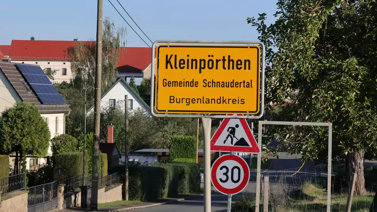 In Kleinpörthen im Süden Sachsen-Anhalts sind ein 38-jähriger Vater und sein fünfjähriger Sohn bei einem Hausbrand ums Leben gekommen.  - Bild: Bodo Schackow/dpa