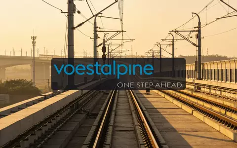 Abstrakte Darstellung einer modernen Eisenbahntrasse in einer industriellen Umgebung bei Sonnenuntergang. - Foto: über boerse-global.de