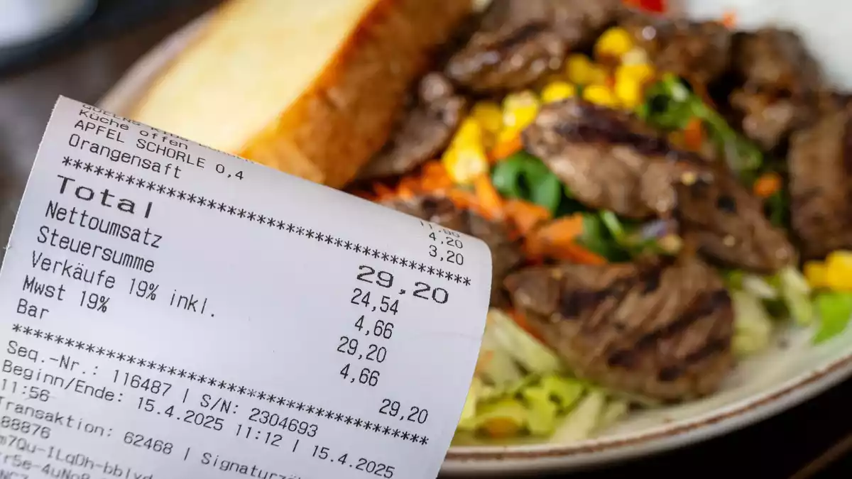 Die Mehrwertsteuer in der Gastronomie beträgt nicht mehr 19 Prozent, sondern nur noch 7, doch der Restaurantbesuch ist nicht günstiger geworden. (Archivbild) - Bild: Sina Schuldt/dpa